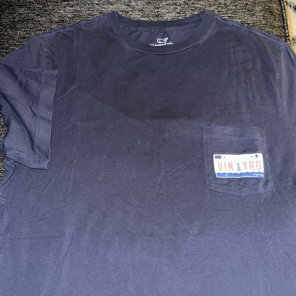 Gently used Vineyard Vines graphic tee shirt. Only worn a handbag of times.
